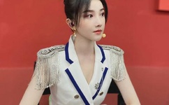 舌头伸进下面好大摸起来有块肉